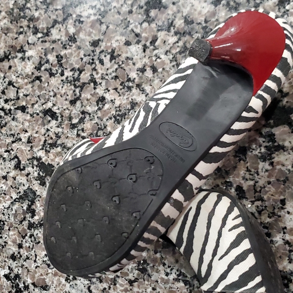 Candie's Heels,  Zebra print with a red heel, size 8.5  👠 - Picture 6 of 10